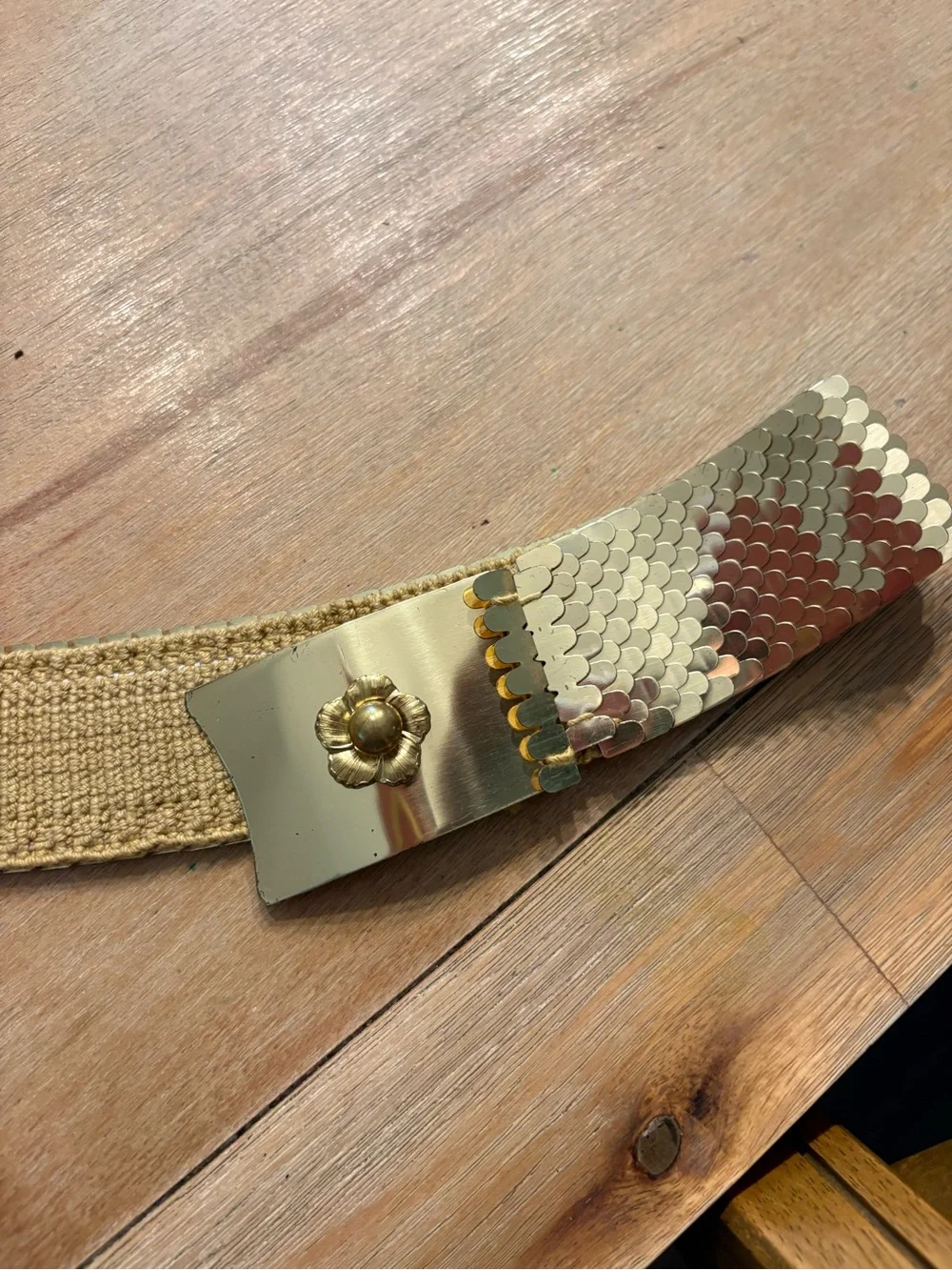 Vintage. Wide Gold Mesh Floral-Clasp Women's Fashion Belt